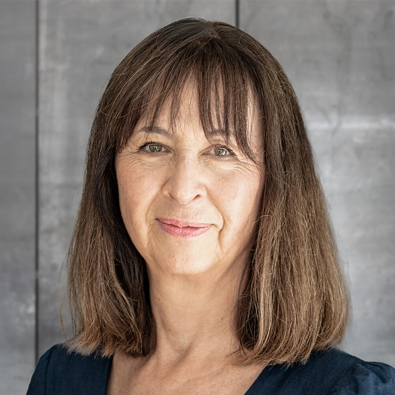 Profilbild Dagmar Schweizer vor grauer Wand