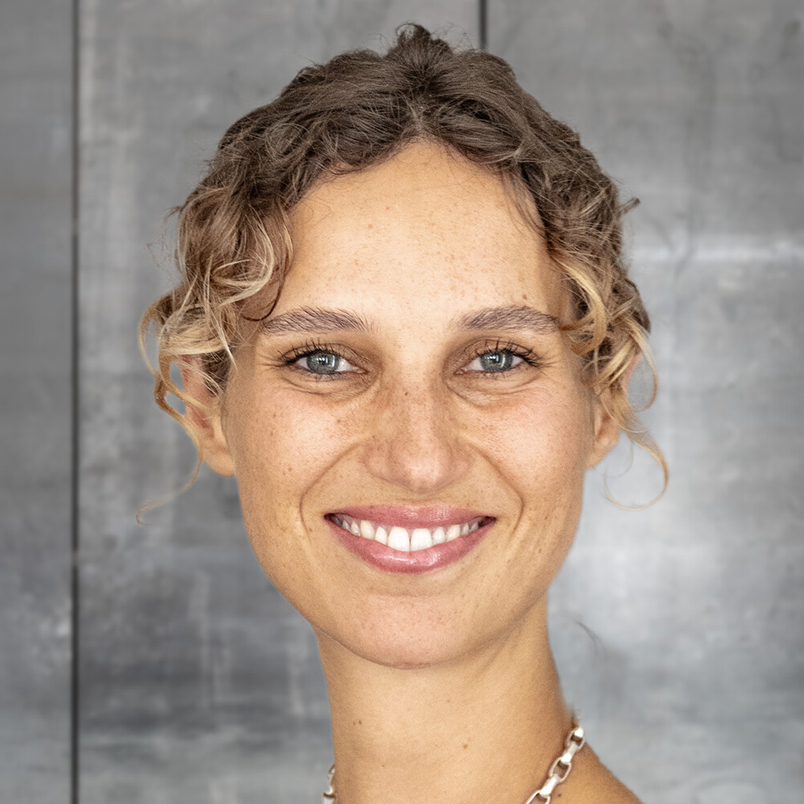 Profilbild Lena Scheiterbauer vor grauer Wand