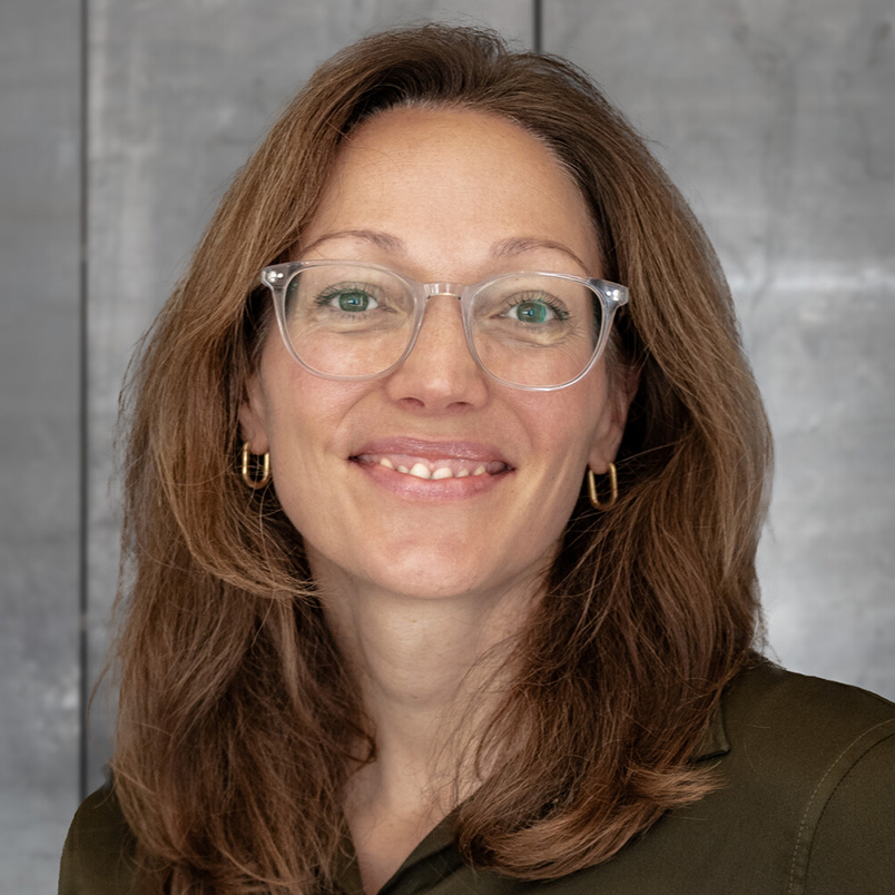 Profilbild Rebecca Fritsche vor grauer Wand