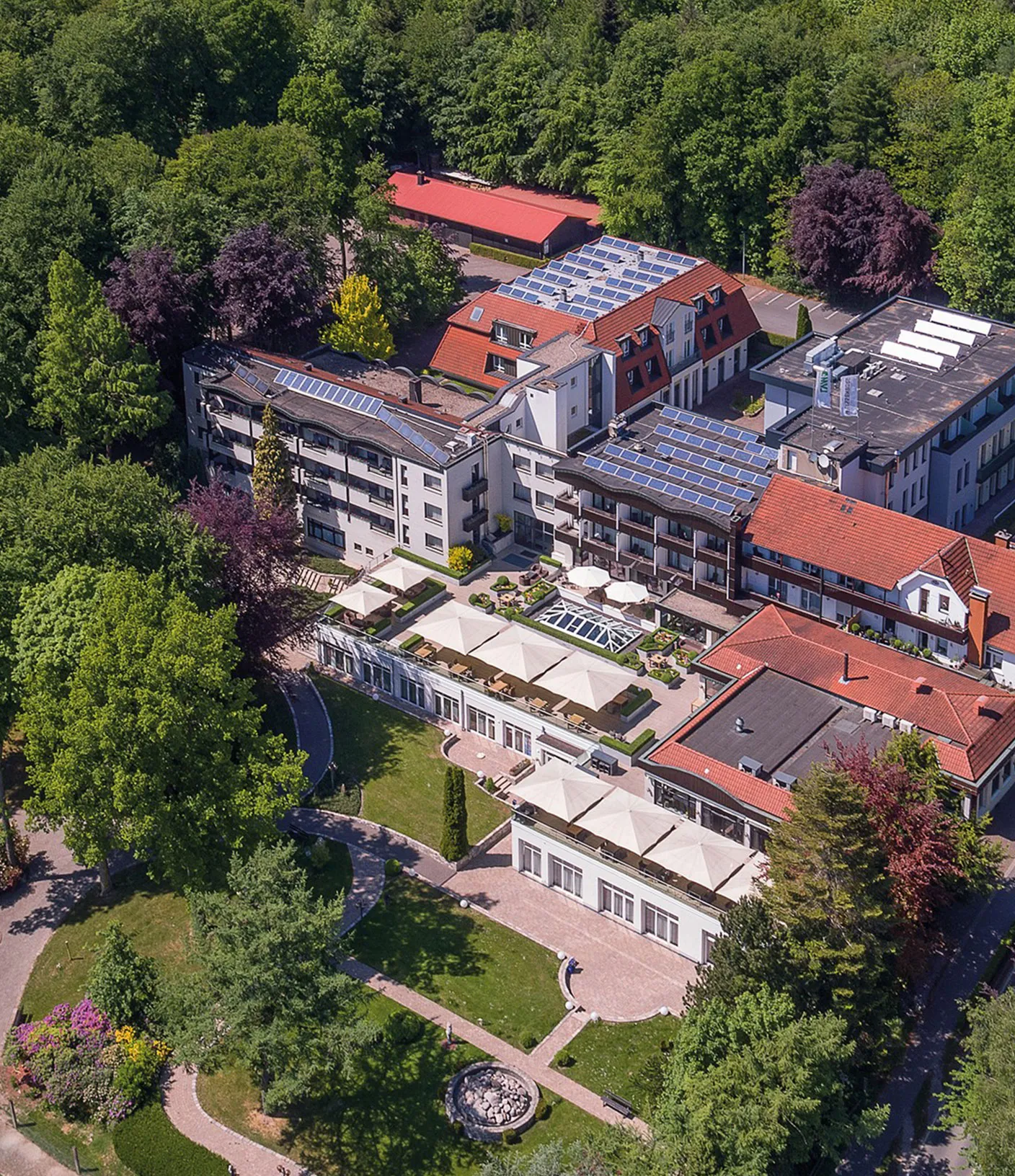 Drohnenaufnahme des Hotel Wei&szlig;enburg