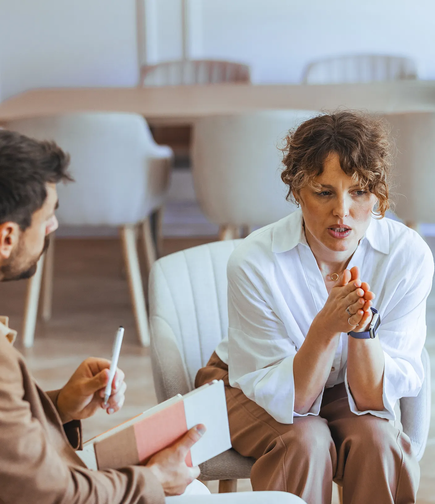 Mann und Frau in einem Zweier Coaching gespr&auml;ch