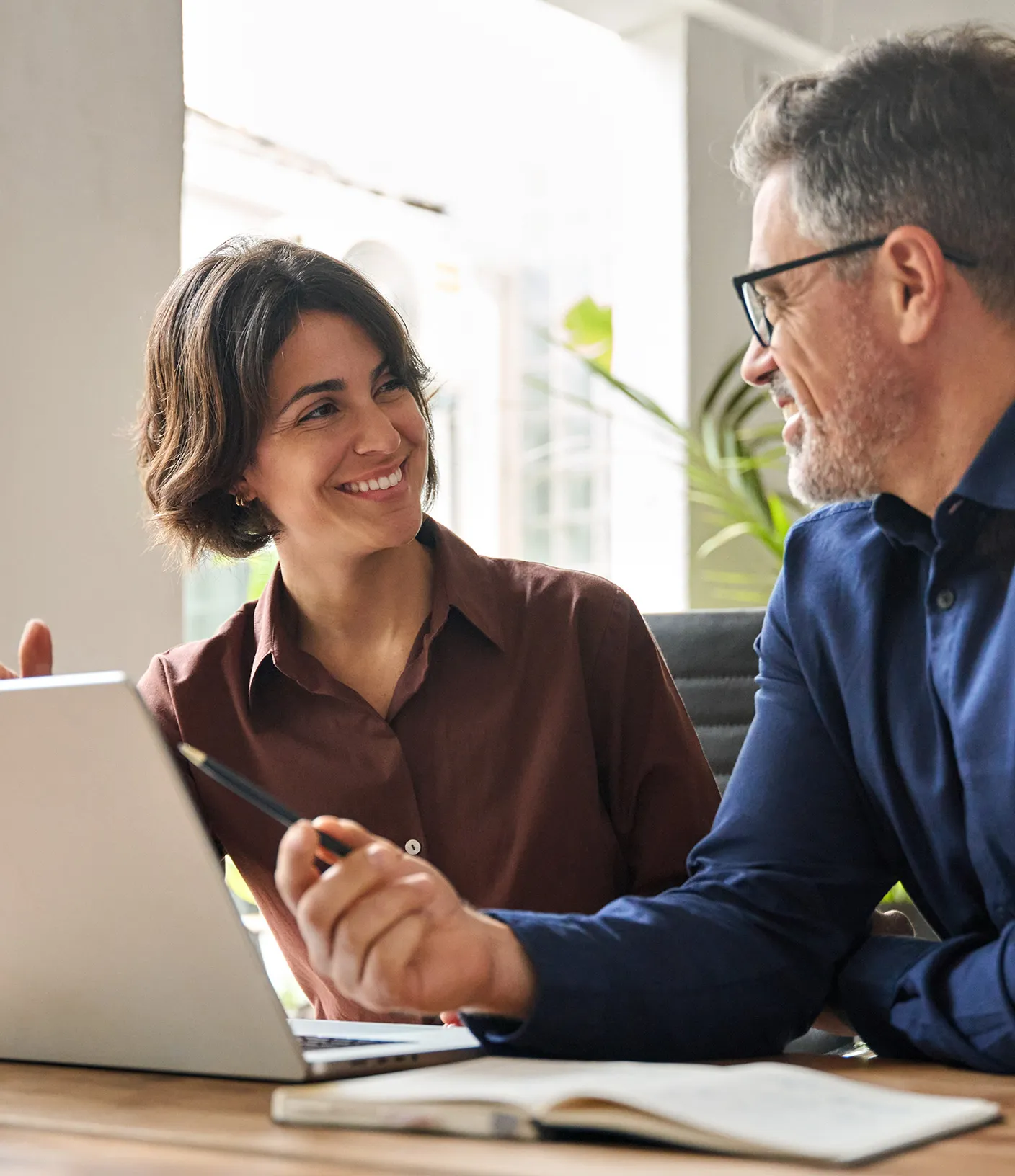 Zwei Personen in einer Coaching session unterhalten sich
