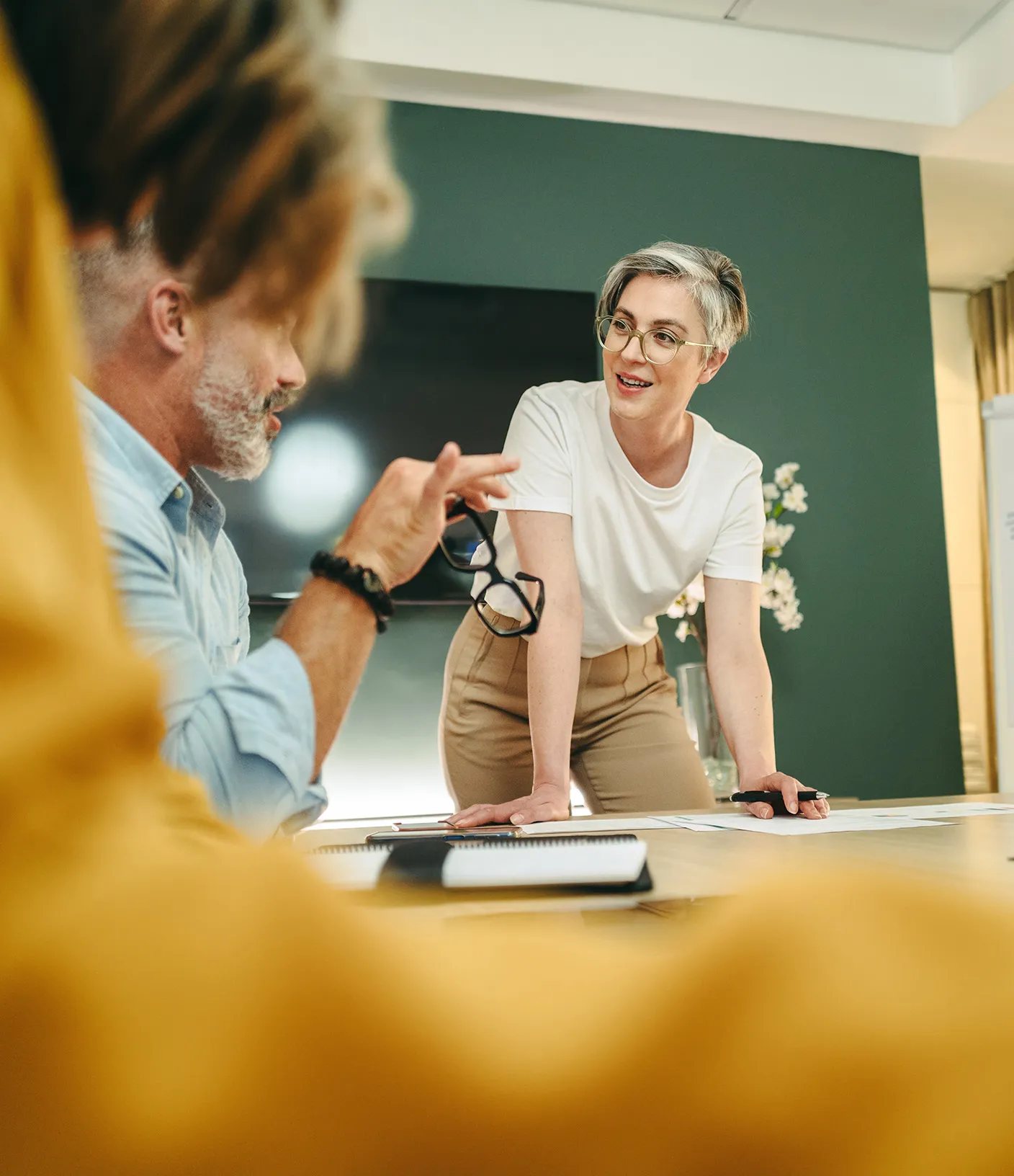 Drei Personen in einer Besprechung